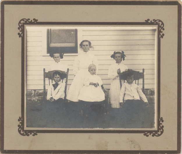 Lewis & Minnie Ashbacher children, Church, Iowa - undated
