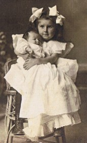 Verena and Winnefred Bollman, 1907/08