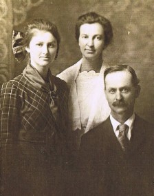 Park & Libbie Bollman with daughter Verena, 1919