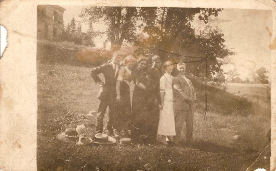 Picnicing at the old stone house, ca1911/12