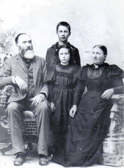 William & Paulina Brown and family, 1895