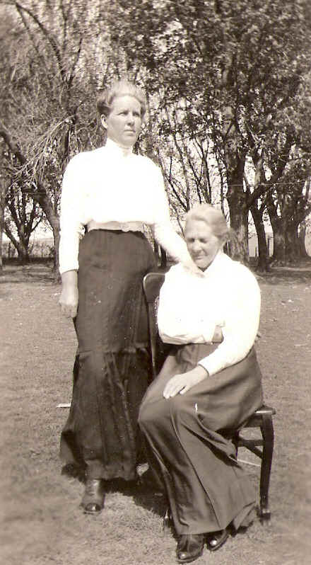 Minnie and mother Mary Nord Nelson.jpg (260964 bytes)
